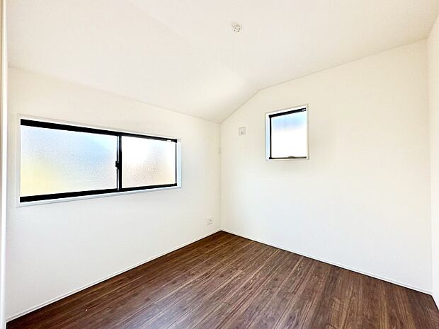 窓からのやさしい光が心地よいプライベートルーム