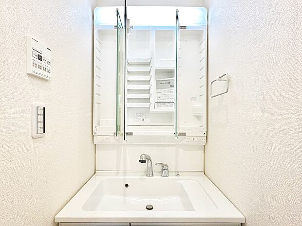 三面鏡の裏に、化粧品や衛生用品などを収納可能。洗面台をすっきりと保ちます！