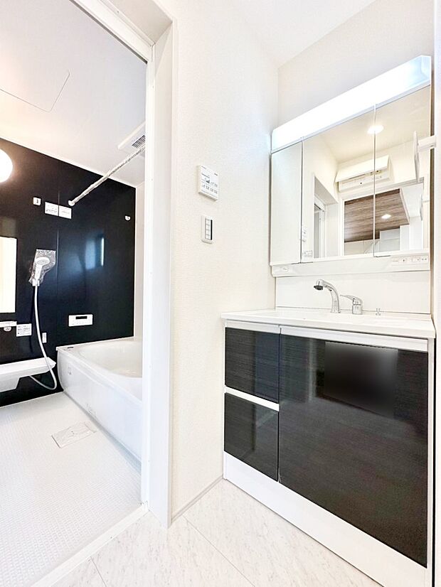 清潔感ある洗面化粧室で朝の身支度も快適