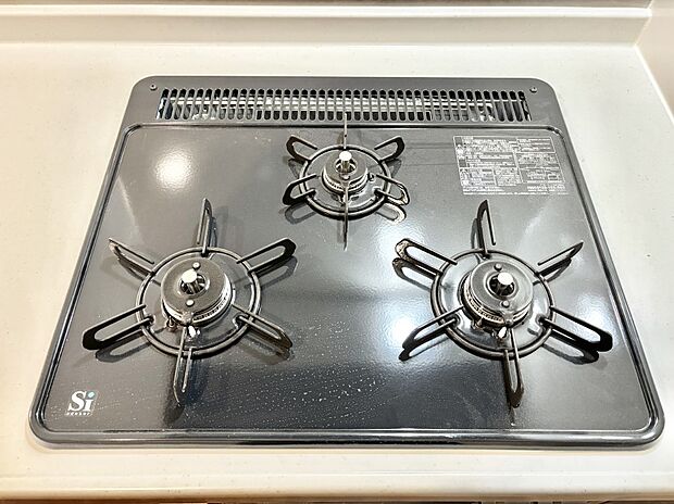 ガスコンロはSiセンサー搭載。火力調節や焦げ付き・消し忘れも防いでくれます。