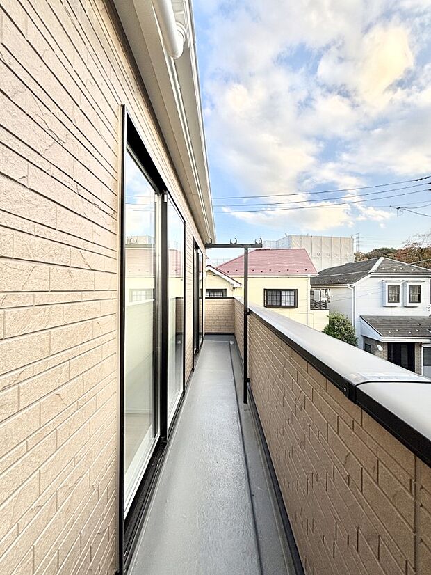 暖かな陽光が降り注ぐバルコニーはお洗濯におすすめ。爽やかな風も心地よいです。