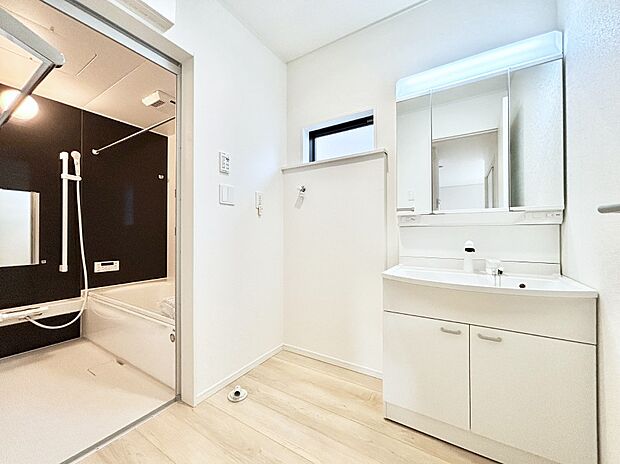 小窓がついているので湿気の多い場所でも換気が十分行えます。毎日の身支度を気持ち良く!