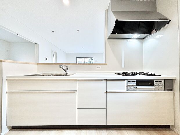 リビングを見渡せる人気のカウンターキッチン。 家族を見守りながら家事をすることができます。