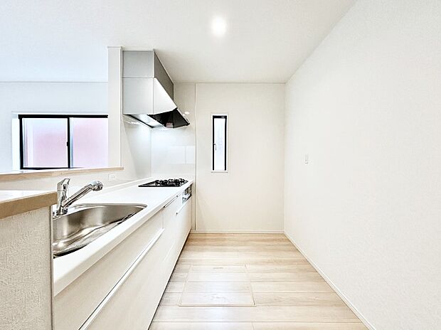 爽やかな風が通り抜けるキッチン。窓があるので明るく換気にも役立ちます。