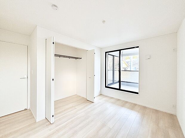 明るいバルコニーサイドに洋室を設置。目覚めの良い寝室に。