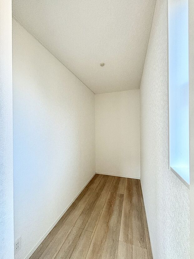 洋室内の納戸。使用頻度の低い季節用品などもすっきり収納できます。