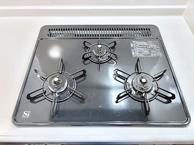 ガスコンロはSiセンサー搭載。火力調節や焦げ付き・消し忘れも防いでくれます。