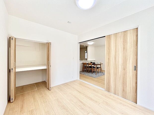 リビング横の洋室は引き戸を開ければリビングと一体に。閉じれば独立した洋室に。