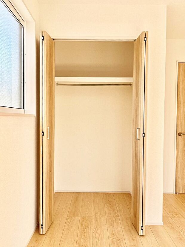 洋室のクローゼット。奥行きがあるので厚手の衣類もすっきり収まります。