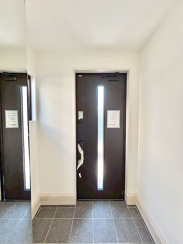 明るい玄関はお客様をお出迎えするのにぴったりです！ 