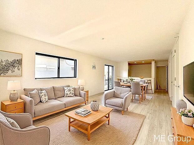 ご家族の賑やかな話し声で包まれる明るいリビング  ※家具はCGです