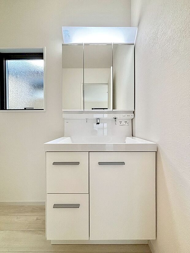 大きく見やすい三面鏡で清潔感ある洗面台は、身だしなみチェックや肌のお手入れにおすすめです。