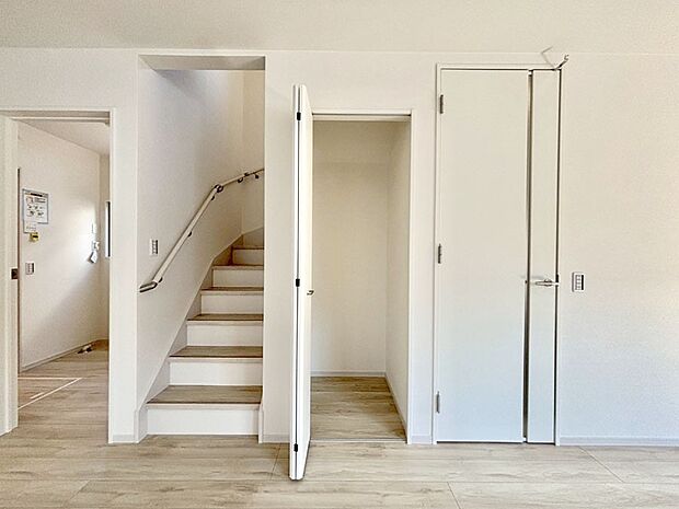 リビング収納。ここに収納があると物が集まるLDKがスッキリ片付きそうですね。  