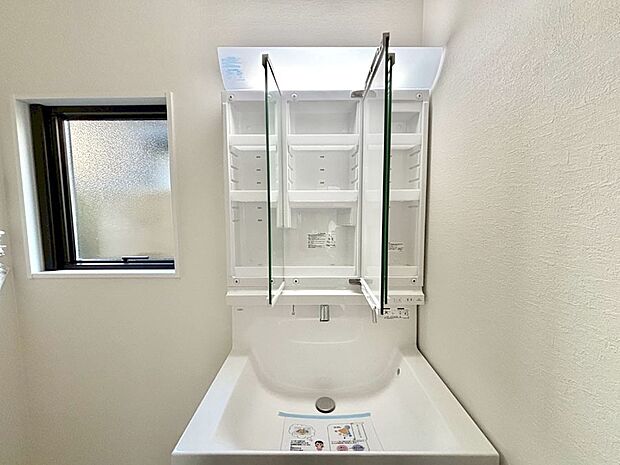 三面鏡の裏に、化粧品や衛生用品などを収納可能。洗面台をすっきりと保ちます！