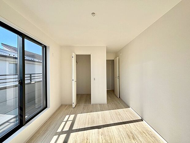 バルコニーが開放感をプラスしてくれる洋室  