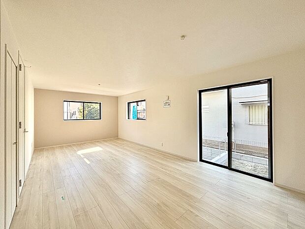 大きな窓からたっぷりの陽光と風を感じられるリビング  