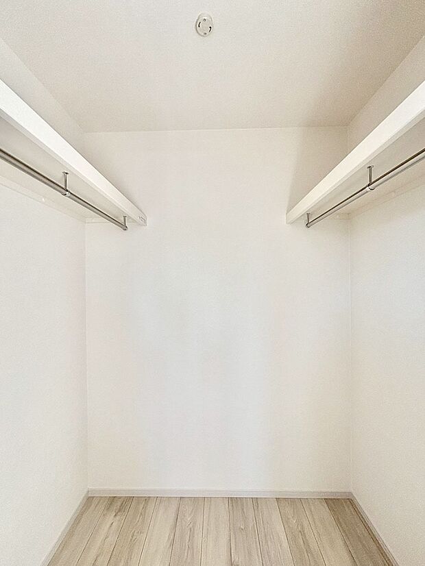 ウォークインクローゼット付きで生活空間を広く利用できます。