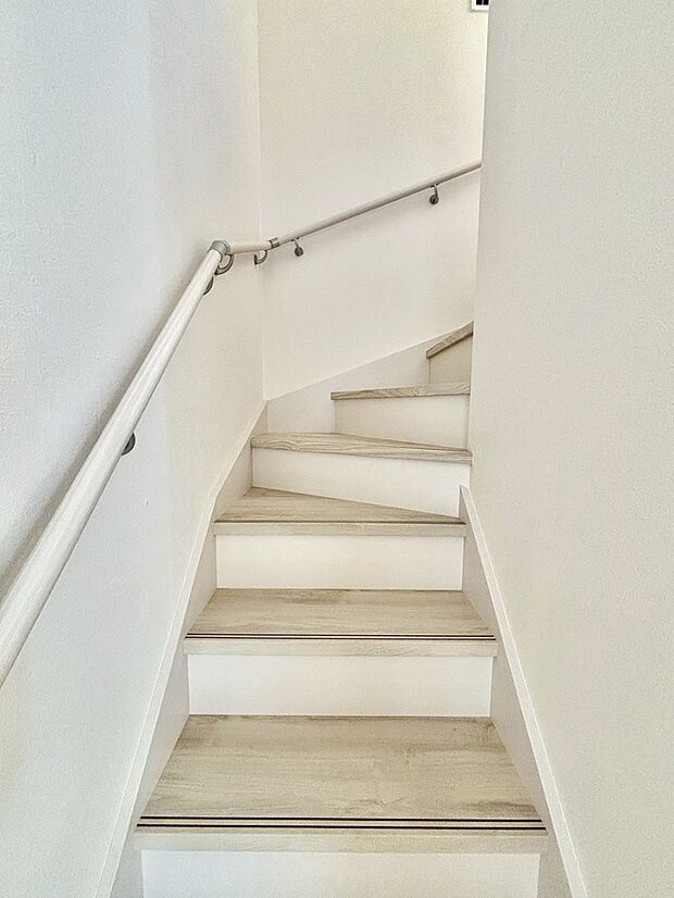 階段は手すり付きなので小さなお子さまやご高齢の方も安心です