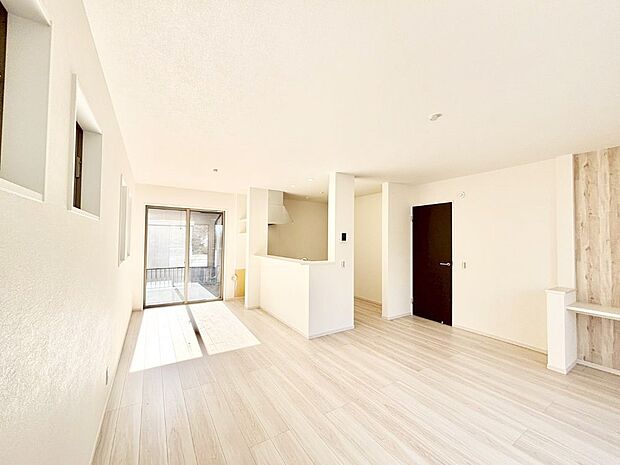 ご家族の賑やかな話し声で包まれる明るいリビング