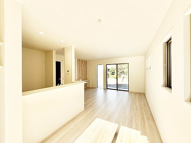 大きな窓からたっぷりの陽光と風を感じられるリビング