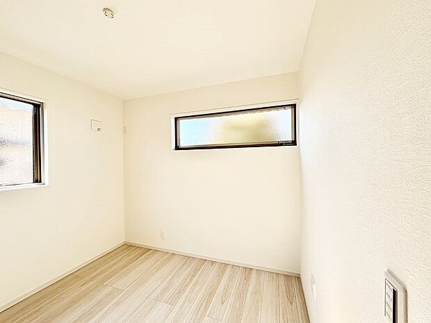 窓からのやさしい光が心地よいプライベートルーム