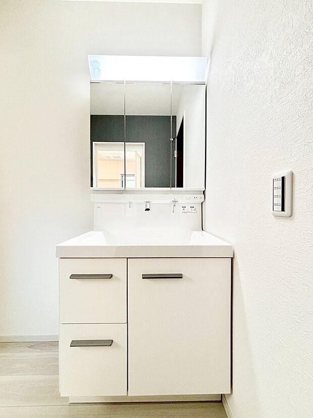 収納力と機能性に優れた洗面化粧台