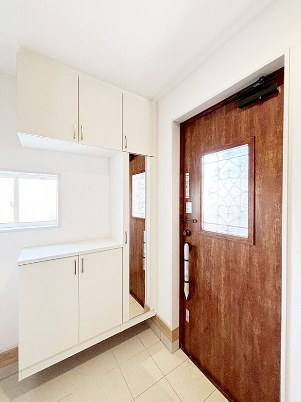 下駄箱はご家族の写真や季節のインテリアで飾り棚として演出できます