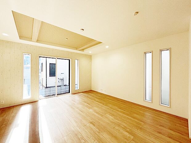 大きな窓からたっぷりの陽光と風を感じられるリビング