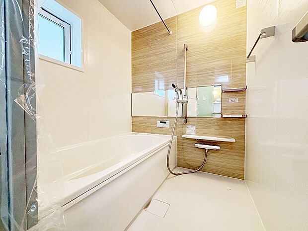 一日の疲れを癒してくれる明るい清潔感のあるバスルーム