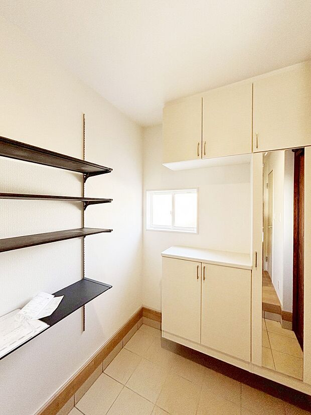 玄関に可動棚付き収納スペース