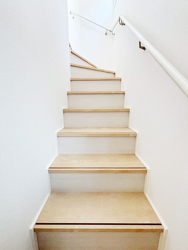 階段は手すり付きなので小さなお子さまやご高齢の方も安心です