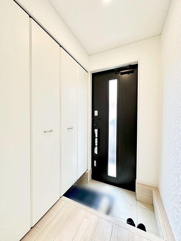 ガラススリットの入った玄関ドアが室内に光を届けてくれます