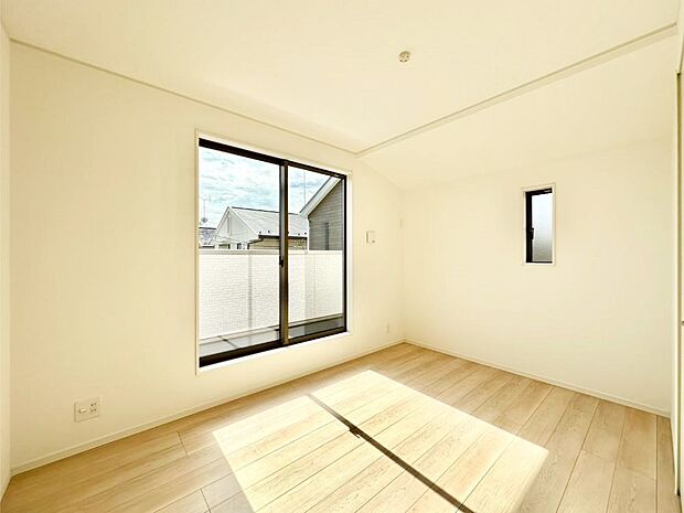 バルコニーが開放感をプラスしてくれる洋室    