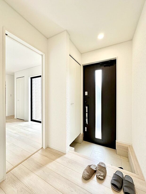 玄関ドアにスリッドラインが入っているので光の演出をしてくれます！