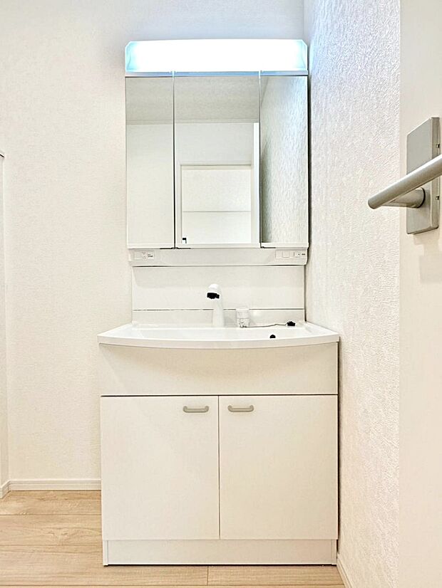 三面鏡の裏に、化粧品や衛生用品などを収納可能。洗面台をすっきりと保ちます！  