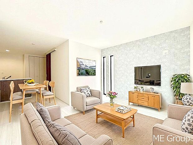 ご家族の賑やかな話し声で包まれる明るいリビング ※家具はCGです