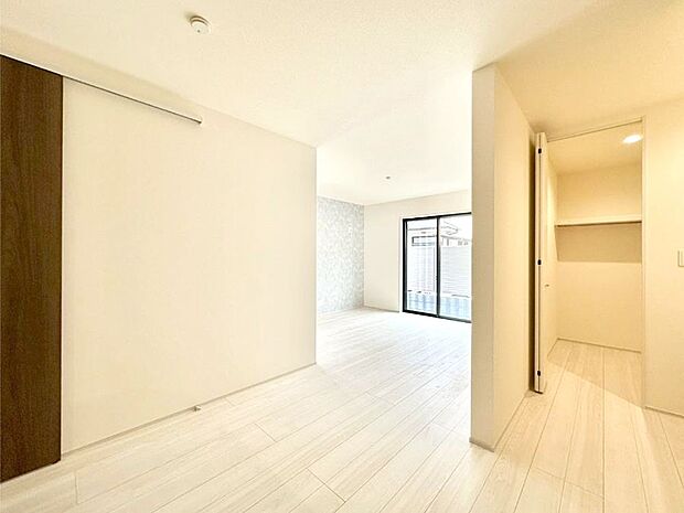 大きな窓からたっぷりの陽光と風を感じられるリビング