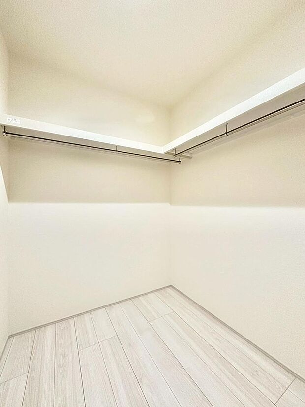 リビング収納。ここに収納があると物が集まるLDKがスッキリ片付きそうですね。