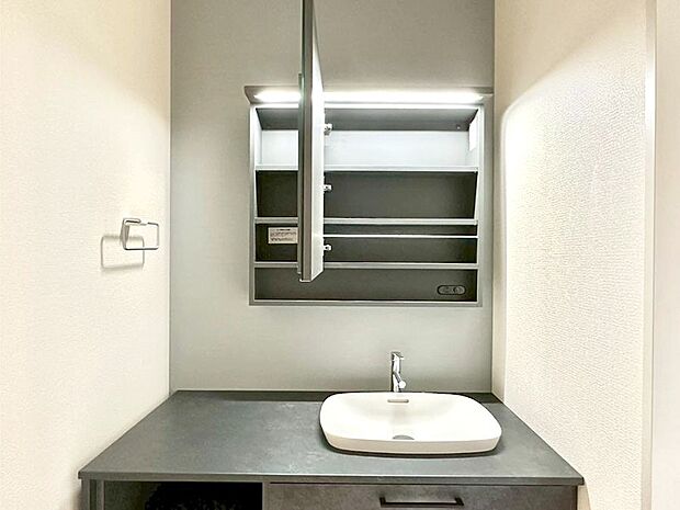 鏡の裏に、化粧品や衛生用品などを収納可能。洗面台をすっきりと保ちます!