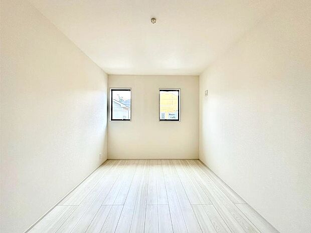 窓からのやさしい光が心地よいプライベートルーム