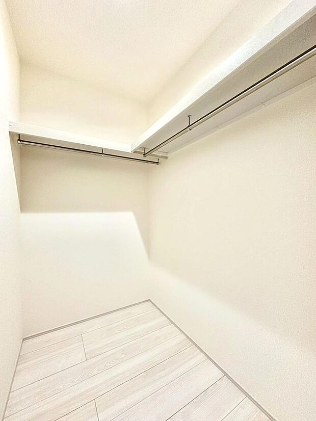 ウォークインクローゼット付きで生活空間を広く利用できます。