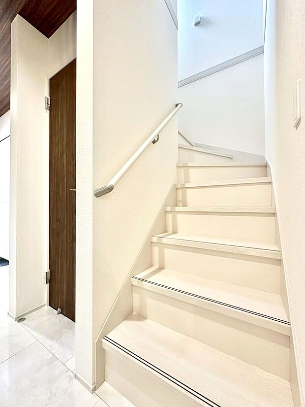 階段は手すり付きなので小さなお子さまやご高齢の方も安心です