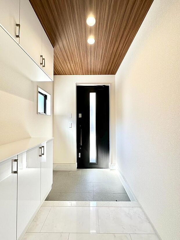 明るい玄関はお客様をお出迎えするのにぴったりです！ 