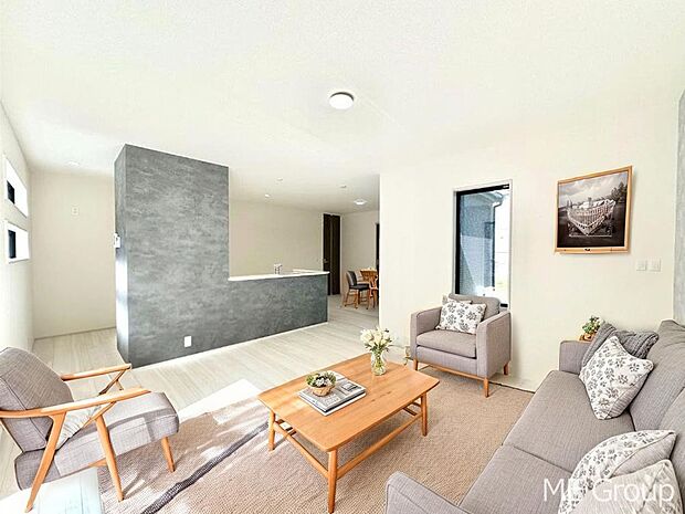 ご家族の賑やかな話し声で包まれる明るいリビング  ※家具はCGです