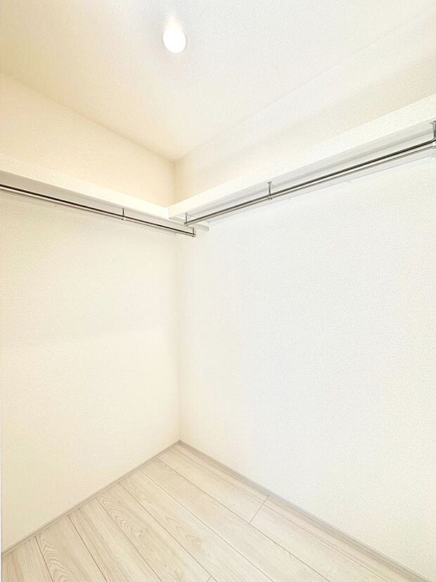 ウォークインクローゼット付きで生活空間を広く利用できます。