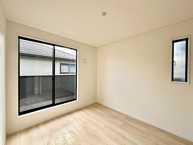 バルコニーが開放感をプラスしてくれる洋室  