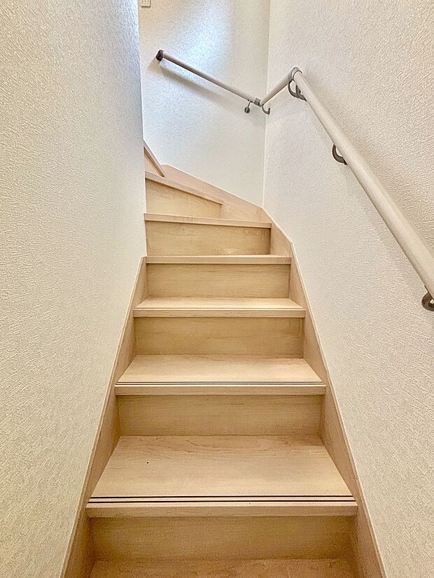 階段は手すり付きなので小さなお子さまやご高齢の方も安心です  