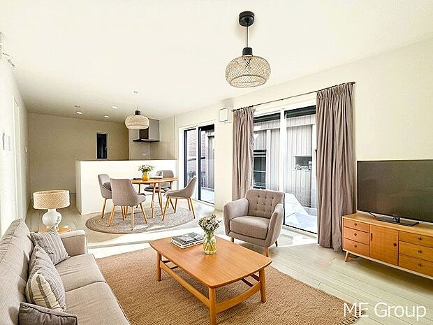 ご家族の賑やかな話し声で包まれる明るいリビング  ※家具はCGです