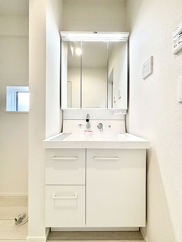 大きく見やすい三面鏡で清潔感ある洗面台は、身だしなみチェックや肌のお手入れにおすすめです。 