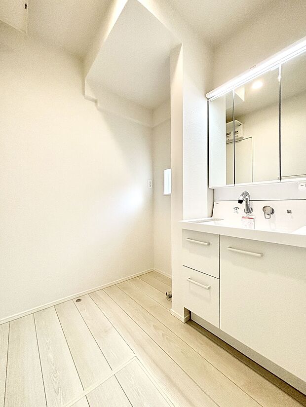 明るい洗面所は毎朝の身支度も楽しくできちゃいそうです。